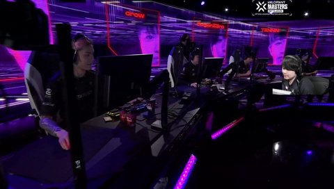 本配信「 日本のコーチはクールでスーツ越しに鍛えられた体が伺えます」