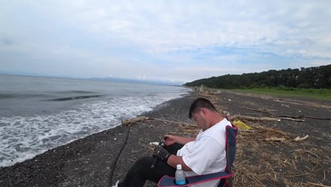 波に巻き込まれるマザー