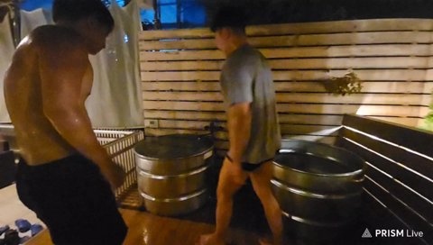 関さんと水風呂イチャイチャ