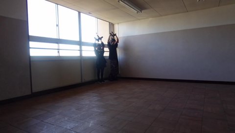 女性スタッフに苦笑いされる芋虫×２