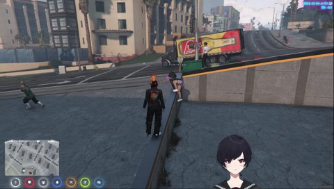 笑ってたら車が飛んで来た