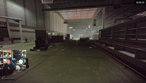 奥の段ボールの右側にもう１人