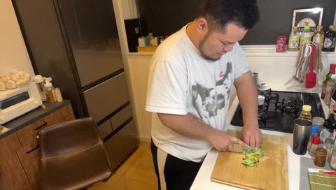 きゅうりを千切りするまざー