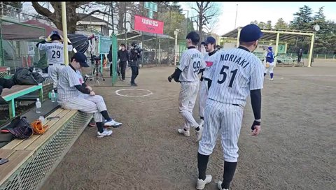 偉大な守備に沸く相手ベンチ