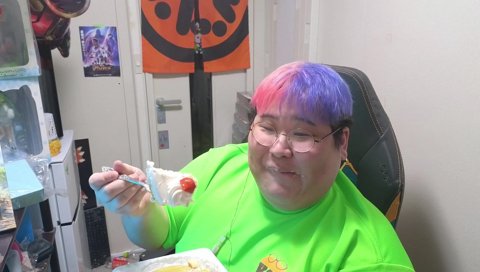 ケーキを吸い込む恭一郎