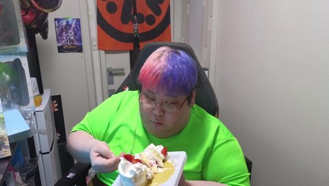 お誕生日ケーキを食べる恭ちゃんｗｗｗ