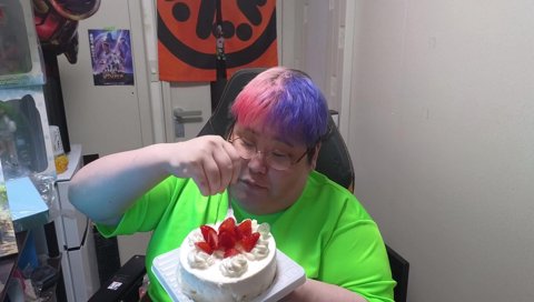 ホールケーキを食べる恭一郎