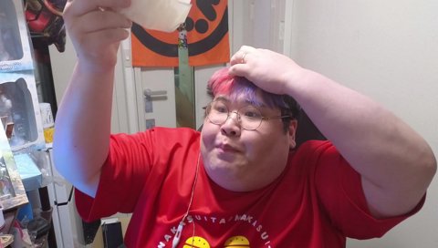 ベーコンレタスバーガーを二口で完食恭一郎