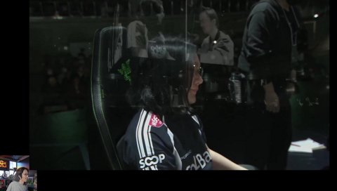 ※彼は冗談を言っています