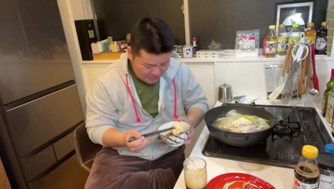 熱々白子を食べるウボンゴ