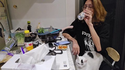 こっちを見るむぎ