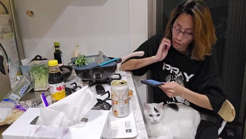 こっちを見るむぎ