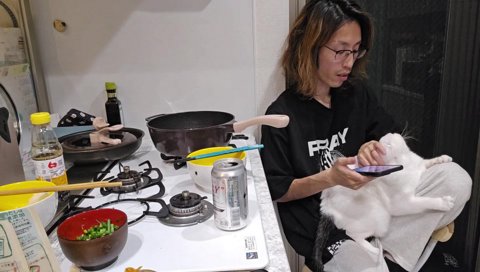 爪を立てられる釈迦、噛まれる釈迦