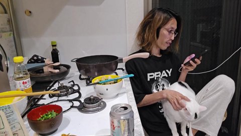 🐈撫でられむぎと暴れる尻尾