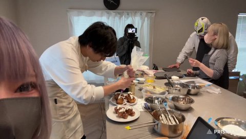 ネルちゃんをツンツンするよいち