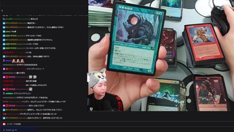 カード開封で大当たりを引く