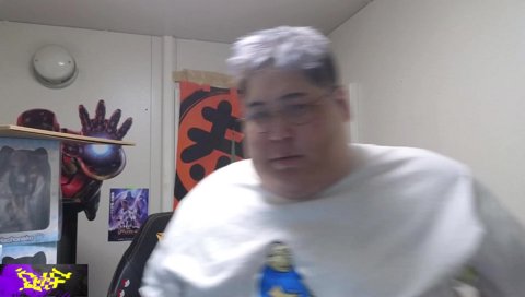 脇にペットボトル挟んで鼻ずまり良くなる裏技を試す恭一郎