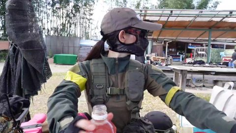 ずっとカメラを向けられて給水できないはるちゃん