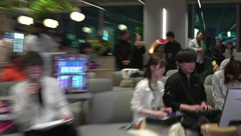 女性に挟まれてニヤニヤUG