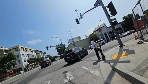 信号機のボタンを蹴り上げるらいさま→ﾋﾟﾎﾟ👉