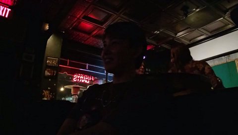 来たかったバーでも仕事が止まらない角谷さん