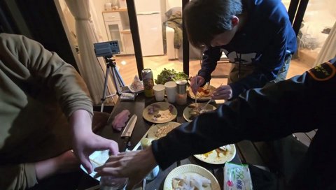 調理中のおぼに塩焼きを解してあげるヤマ