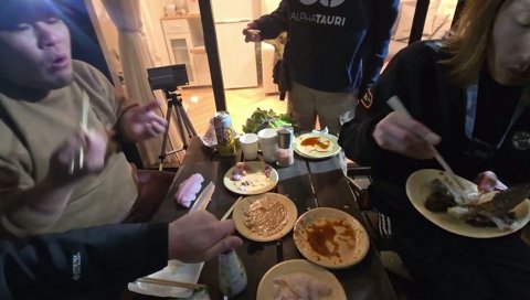 塩焼きを珍しく豪快に食べるヤマ