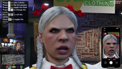 クロ・ムーの顔を撮影し笑いが堪えきれないカワカミくん