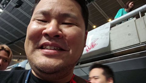 上で騒ぐ倉持由香