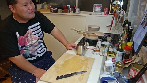 ささの財布の中身が1000円に満足気、見た目がバリバリじゃないのに不満気なまざー