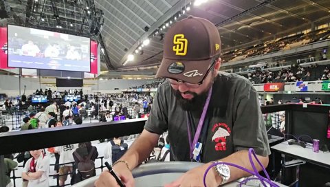 サインしまくるノリアキ