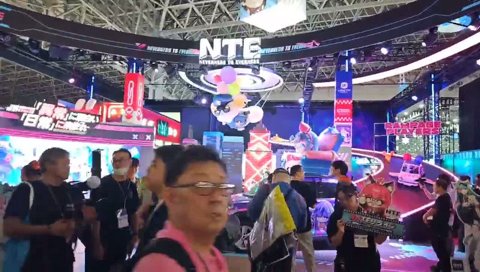 コスプレイヤーを見に行こうとするも止められるけんき