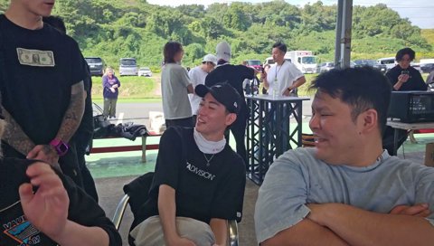 ちょうちょを追いかけるまざー