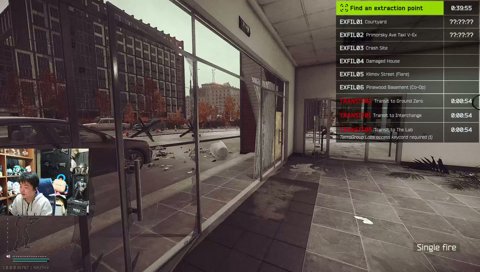 虫にいたずらする山本