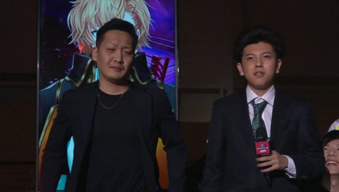 ジジイは背中を叩く