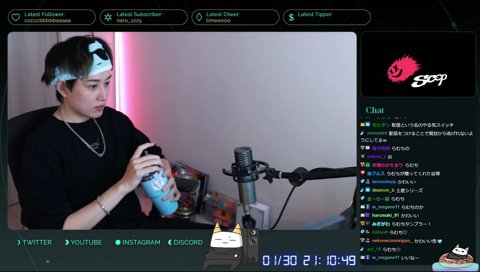 タンブラーと格闘するらいじん