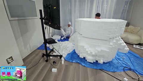 全身白タイツのおじさんとめっちゃ頭が小さいおじさん