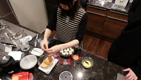 クッキーを食べる夫婦