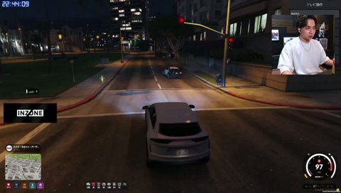 警察に噛みつくレグ