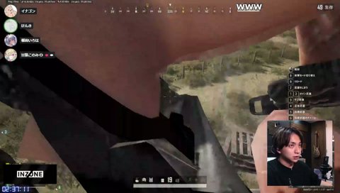 裸で扉の前でジャンプする変態イナゴン