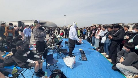 奥にめっちゃイカつい和彫のお兄さんいる