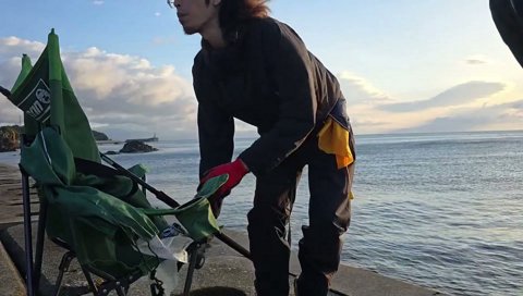 足で携帯を救出する釈迦