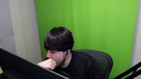 観客席で試合を見るジン