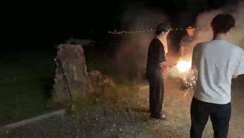 花火ではしゃぐ大人たち