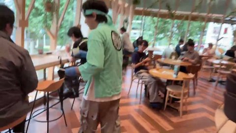 すぐそこにいるけどスマホを見る